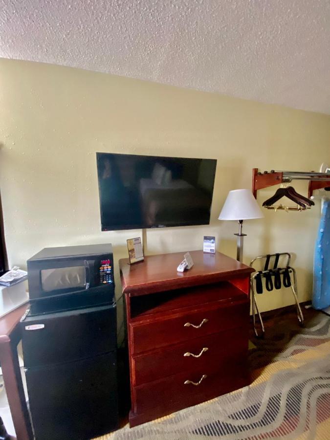 Travelodge By Wyndham La Porte/Michigan City Area Экстерьер фото