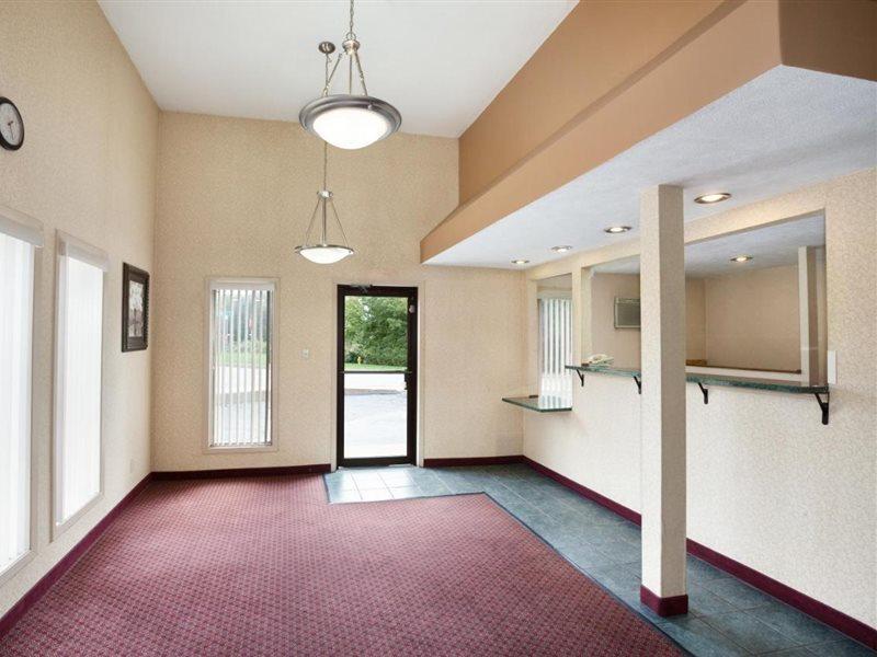 Travelodge By Wyndham La Porte/Michigan City Area Экстерьер фото