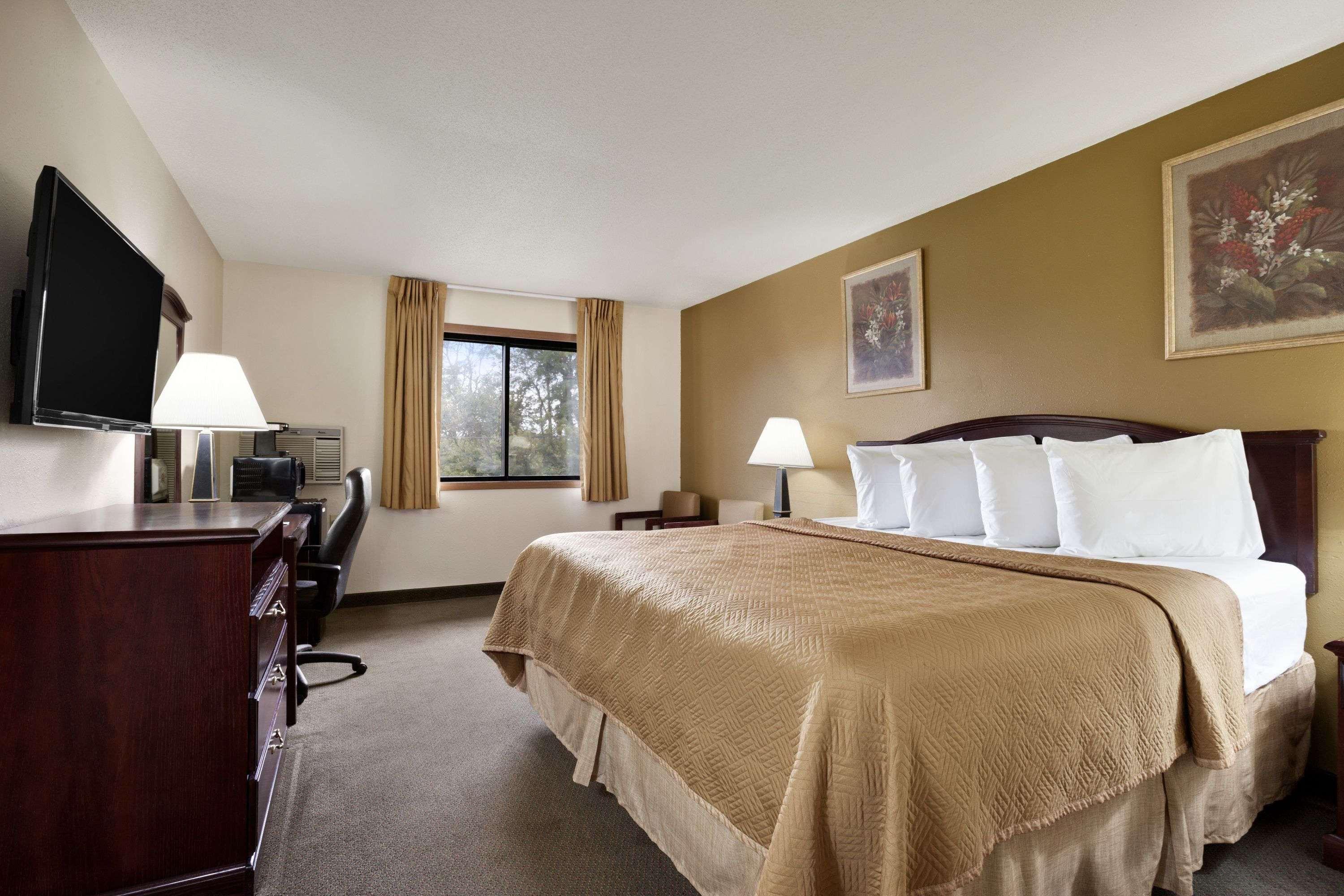 Travelodge By Wyndham La Porte/Michigan City Area Экстерьер фото