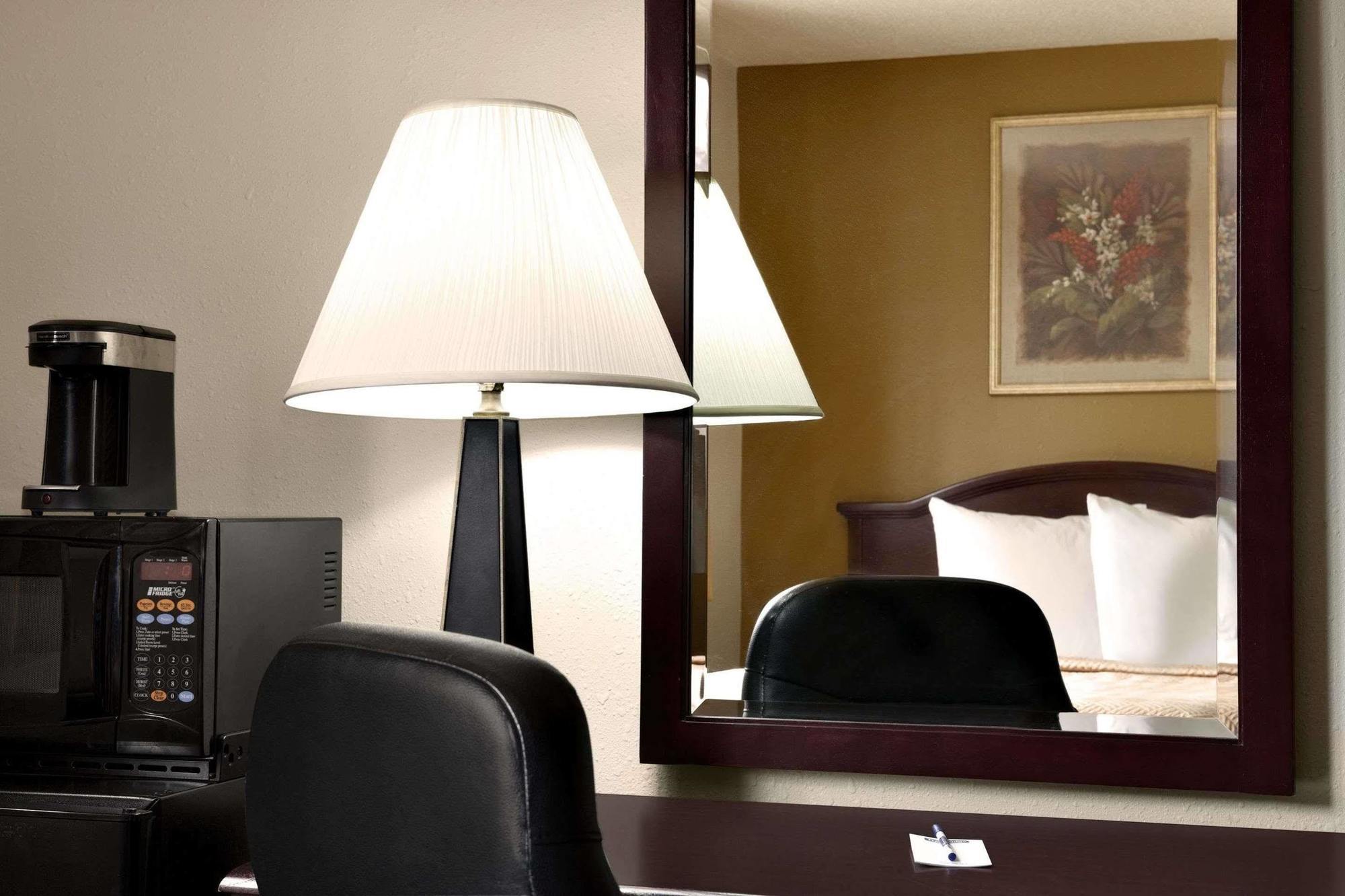 Travelodge By Wyndham La Porte/Michigan City Area Экстерьер фото